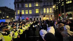 Londra’da İsrail’in Refah Saldırılarına Karşı Binlerce Kişi Protesto Düzenledi