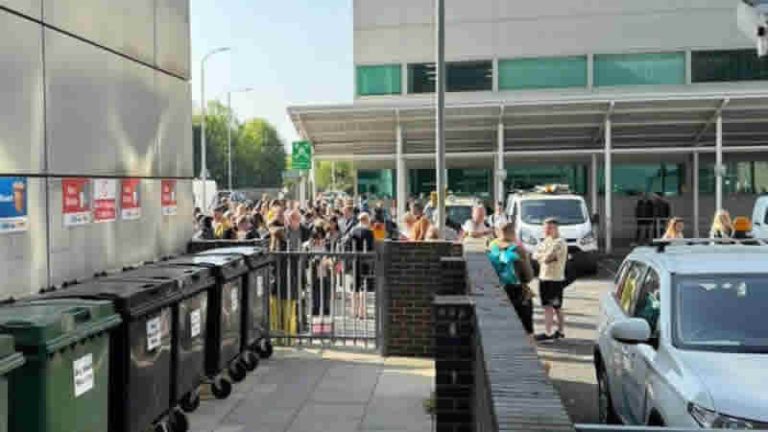 Gatwick Havaalanı’nda kaos: Güney terminali yangın alarmı nedeniyle tahliye edildi