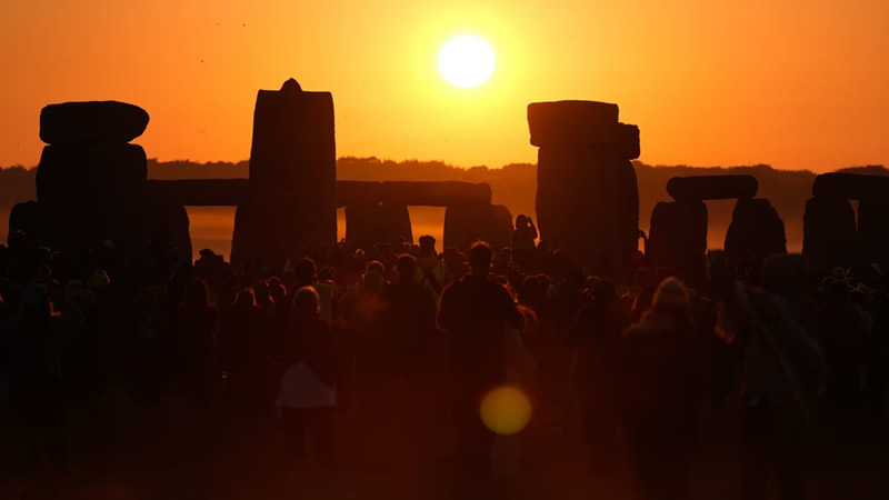 Binlerce Kişi Yaz Gündönümünü Kutlamak İçin Stonehenge’de Toplandı