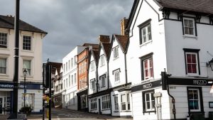 Londra Yakınlarında Ucuz Ev Fırsatı Sunan Banliyö Kasabası