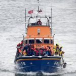 Home Office Çocuk Sığınmacıların Kelepçelenmesini İçeren Yeni Sınır Dışı Planını Değerlendiriyor