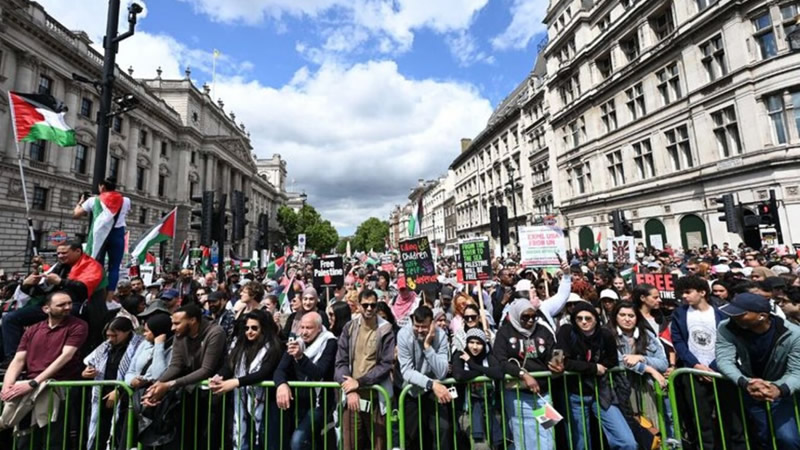 Londra’da Binlerce Kişi Gazze’de Kalıcı Barış İçin Yürüdü