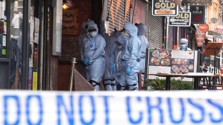 Hackney’de Bir Restoranda Yanlışlıkla Vurulan Genç Kızın Durumu Ciddiyetini Koruyor