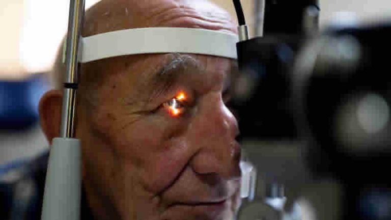 İngiltere’de İlk Kez 91 Yaşındaki Hastaya Yapay Kornea Takıldı