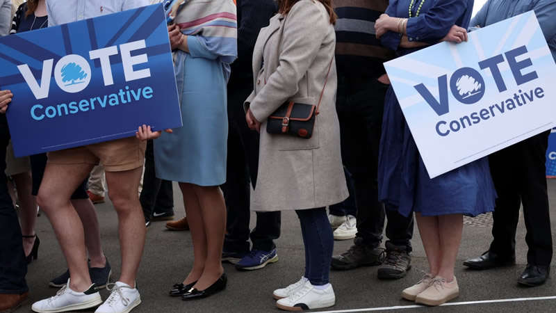  Birleşik Krallık’ta Muhafazakar Parti Tarihi Seçim Yenilgisiyle Karşı Karşıya
