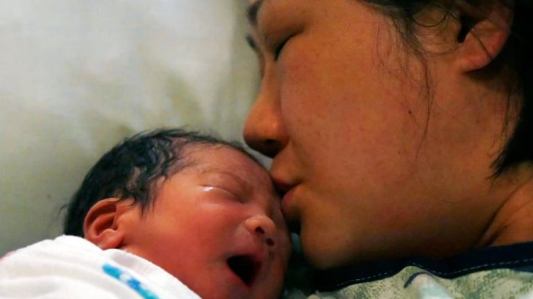 NHS Bebek Bakımından Memnun Olmayan Kadınlar Özel Ebeler İçin Binlerce Sterlin Ödüyor