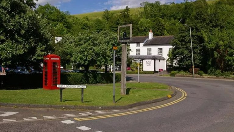 Londra’ya 40 Dakika Uzaklıkta İngiltere’nin En İyi Pub’ına Sahip Köy