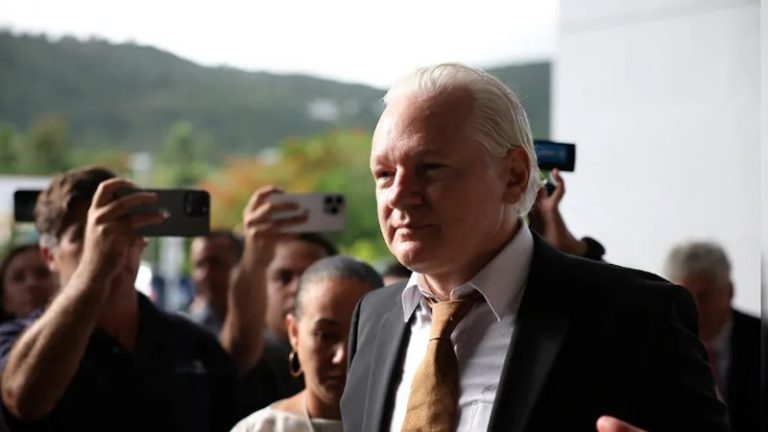 Julian Assange Anlaşma Kapsamında Casusluk Suçlamasını Kabul Etti