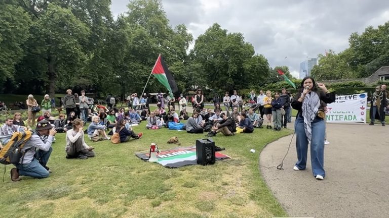 Filistin Destekçileri Londra’nın Oxford Circus Kavşağını Trafiğe Kapattı