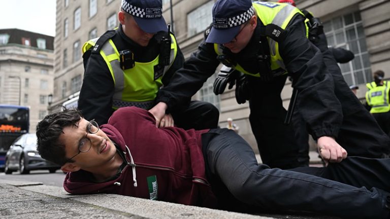 Londra’da İsrail’in Gazze Saldırılarını Protesto Eden Eylemciler Gözaltına Alındı