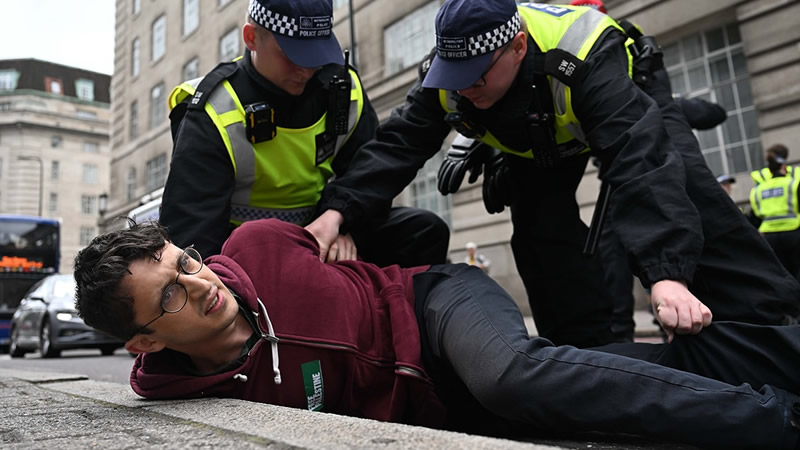 Londra’da İsrail’in Gazze Saldırılarını Protesto Eden Eylemciler Gözaltına Alındı