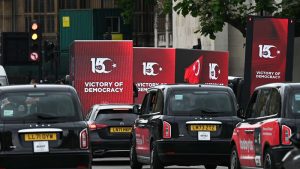 15 Temmuz’u Anlatan LED Ekranlı Araçlar Londra Sokaklarında