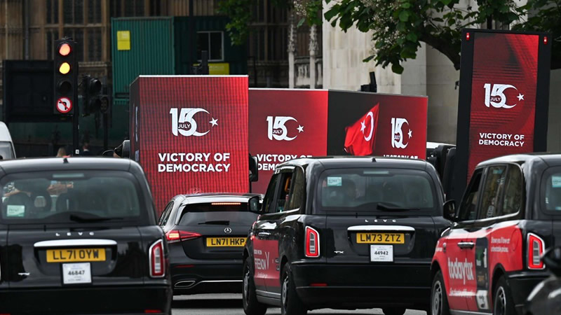 15 Temmuz’u Anlatan LED Ekranlı Araçlar Londra Sokaklarında