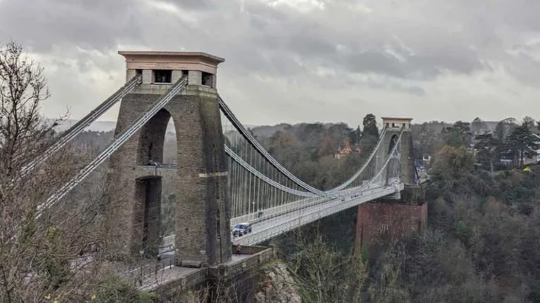 Bristol’da Bavullarda Cesetler Bulundu: Şüpheli Aranıyor