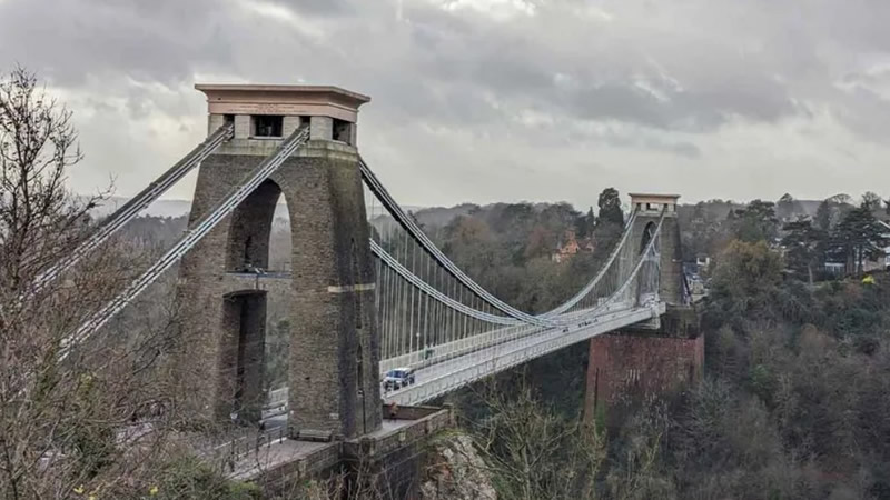  Bristol’da Bavullarda Cesetler Bulundu: Şüpheli Aranıyor