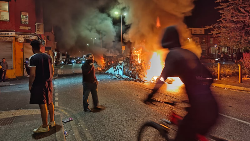 İngiltere’de 2 Çocuğun Bulunduğu Aracı Yakan Şüpheli Tutuklandı