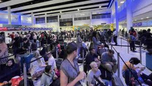 Küresel Kesinti Sonrasında İngiltere’deki Havaalanları ve Trenlerde Kaos