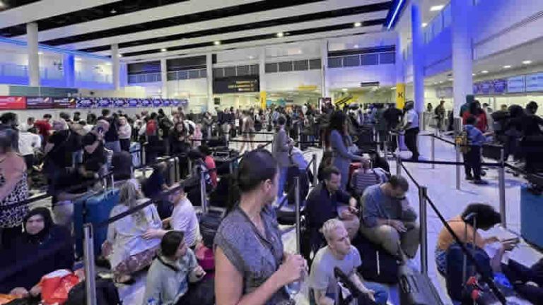 Küresel Kesinti Sonrasında İngiltere’deki Havaalanları ve Trenlerde Kaos