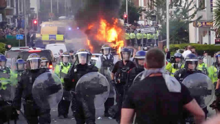 Southport’ta 3 Çocuk Hayatını Kaybetti: Aşırı Sağcı Protestocular Camiye Saldırdı