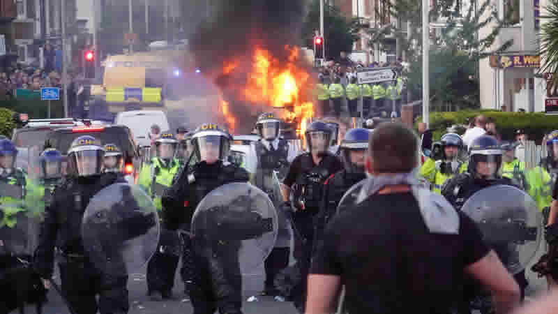  Southport’ta 3 Çocuk Hayatını Kaybetti: Aşırı Sağcı Protestocular Camiye Saldırdı