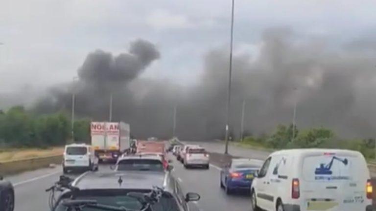 Kamyon römorkunda çıkan yangın nedeniyle M3 trafiğe kapatıldı