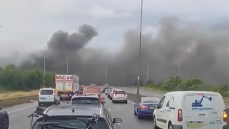 Kamyon römorkunda çıkan yangın nedeniyle M3 trafiğe kapatıldı