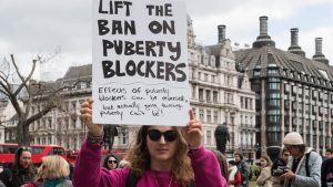 İngiltere Mahkemesi: Ergenliği Engelleyen İlaç Yasağı Eski Bakanın Kişisel Görüşüne Dayanıyor