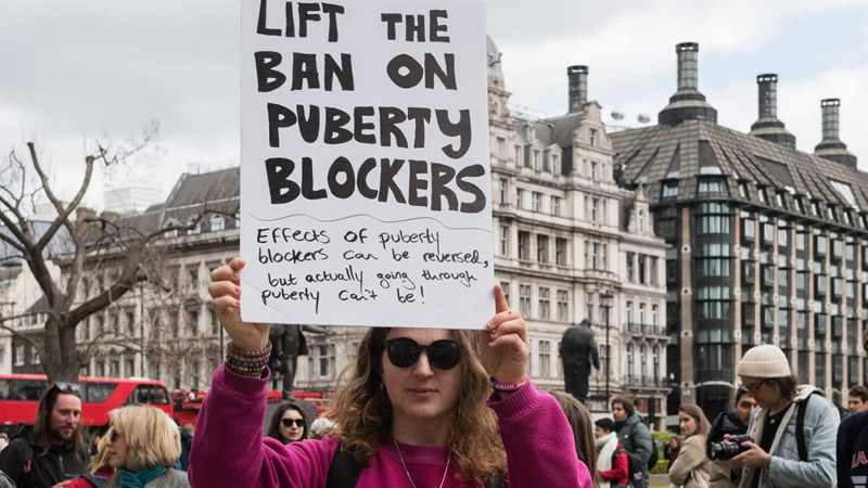 İngiltere Mahkemesi: Ergenliği Engelleyen İlaç Yasağı Eski Bakanın Kişisel Görüşüne Dayanıyor