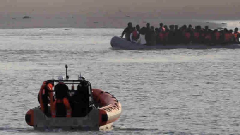 Manş Denizini Geçmeye Çalışan Göçmen Teknesindeki Bir Kadın Hayatını Kaybetti