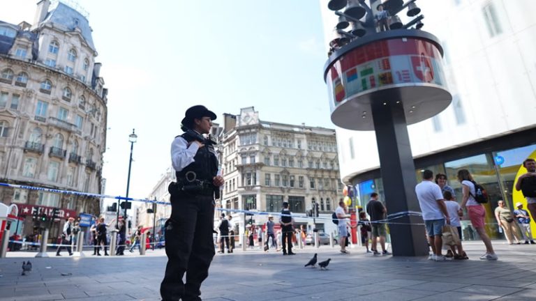 Leicester Meydanı’nda Anne ve Kızına Bıçaklı Saldırı