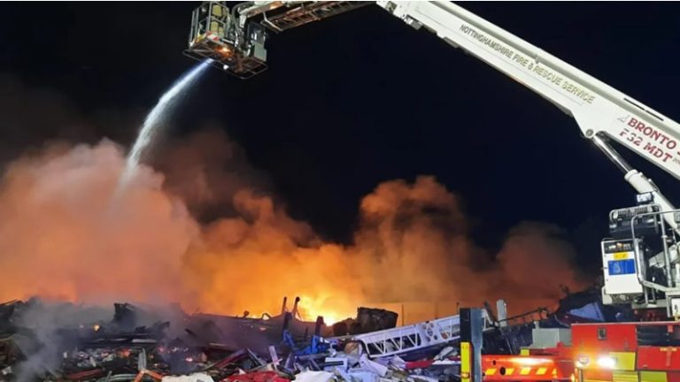 Nottinghamshire’da Geri Dönüşüm Tesisinde Büyük Yangın
