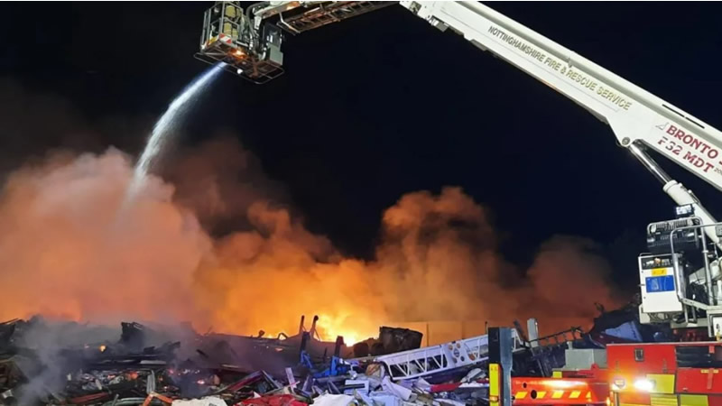  Nottinghamshire’da Geri Dönüşüm Tesisinde Büyük Yangın