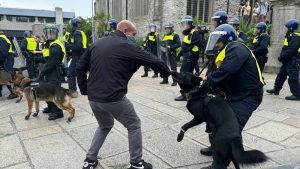 Plymouth’ta Aşırı Sağcı Protestolara Polis Müdahalesi
