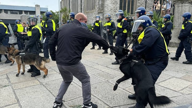 Plymouth’ta Aşırı Sağcı Protestolara Polis Müdahalesi