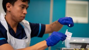 İngiltere’de Bir Hastaya Dünyanın İlk Akciğer Kanseri Aşısı Yapıldı