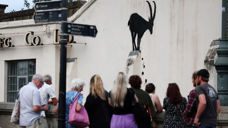 Banksy’den Londra’da 24 Saat İçinde İki Resim
