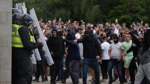 İngiltere’de Aşırı Sağcı Şiddet Olaylarına Karışan 13 Kişiye Hapis Cezası!