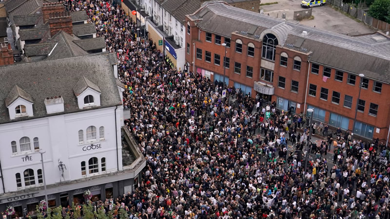 İngiltere’de Binlerce Gösterici Aşırı Sağcı Mitinglere Karşı Sokaklarda