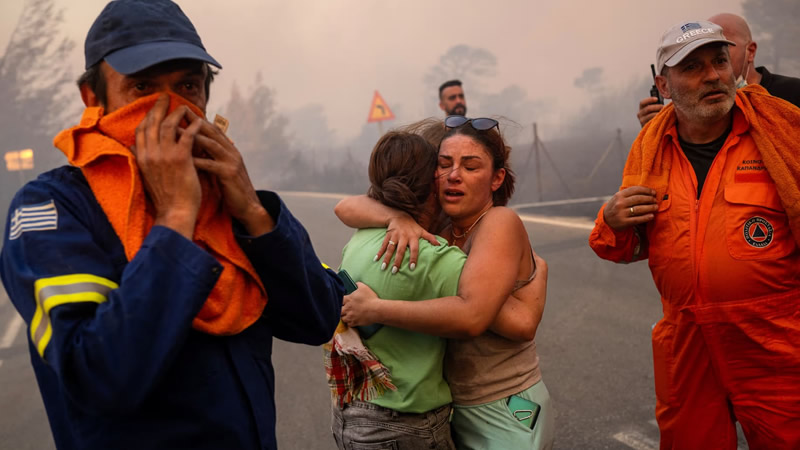 Yunanistan’da Orman Yangınları Yayılıyor, Binlerce Kişi Tahliye Edildi
