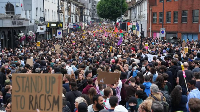 Anket: İngiltere’de 4 Kişiden Üçü Aşırı Sağın Yükselişinden Endişeli