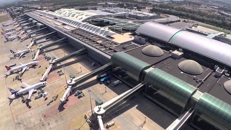 Agresif Yolcu Nedeniyle Londra-Antalya Uçağı İzmir’e Acil İniş Yaptı