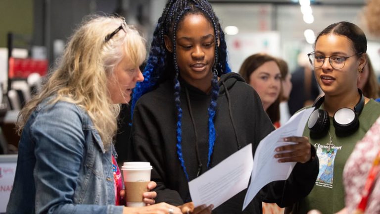 İngiltere’de A-Level Başarıları Artarken Bölgesel Farklar Büyüdü