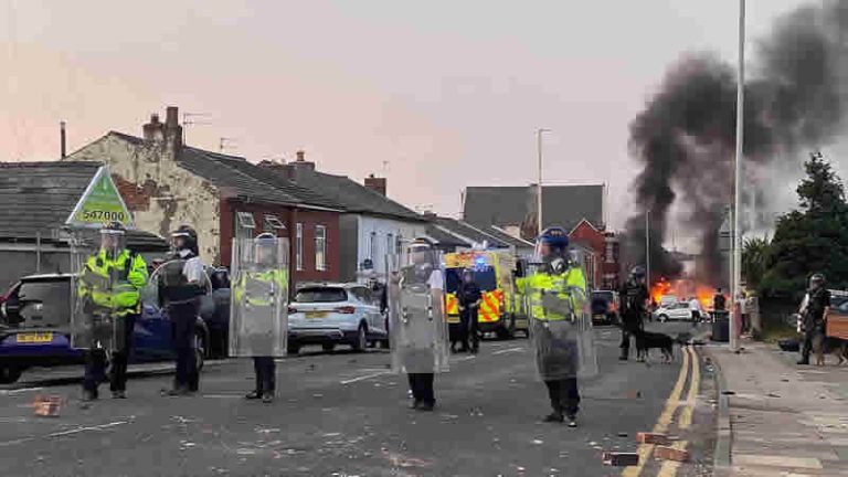 İngiltere’de Aşırı Sağcı Mitingler Nedeniyle Camilere Koruma Talebi
