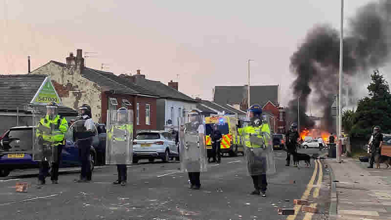 İngiltere’de Aşırı Sağcı Mitingler Nedeniyle Camilere Koruma Talebi