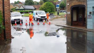 İngiltere’de Şiddetli Yağışlar Seyahatleri Aksatıyor