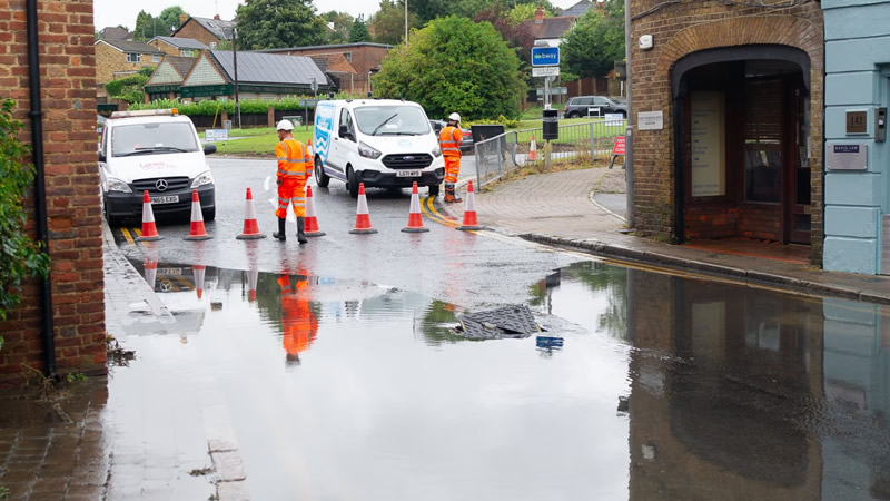 İngiltere’de Şiddetli Yağışlar Seyahatleri Aksatıyor