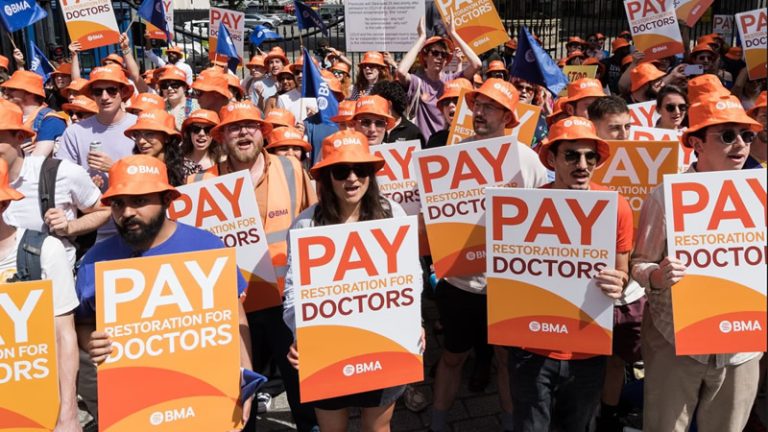 Pratisyen Hekimler Maaş Artışını Kabul Etti: 18 Aylık Grev Sona Erdi