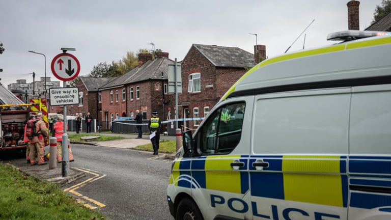 Salford’da Bir Kadın ve Çocuk Evde Ölü Bulundu