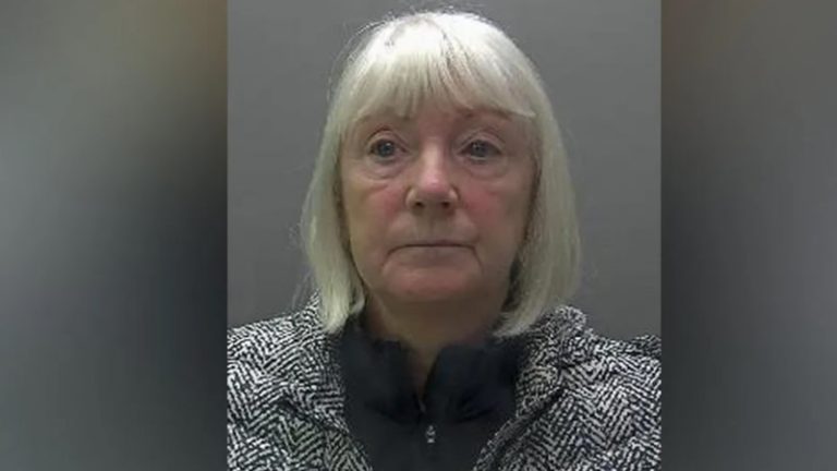 Komşusunu 100 Bin Sterlin Dolandıran 72 Yaşındaki Kadın Hapse Atıldı