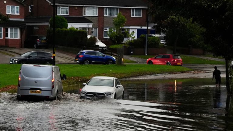İngiltere’de Şiddetli Yağış Uyarısı: Bir Günde Bir Aylık Yağmur Bekleniyor